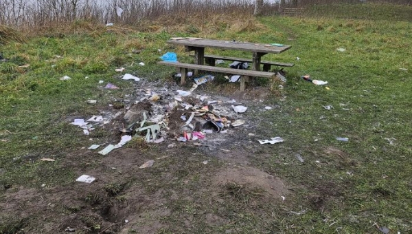 Aan degene die het papier uit de papierbox aan het begin van de Bukdijk op Marken heeft verbrand: